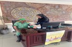 سنجش رایگان فشار و قند خون توسط مراقبین سلامت مرکز بهداشت ولیعصر در شهرداری مهستان